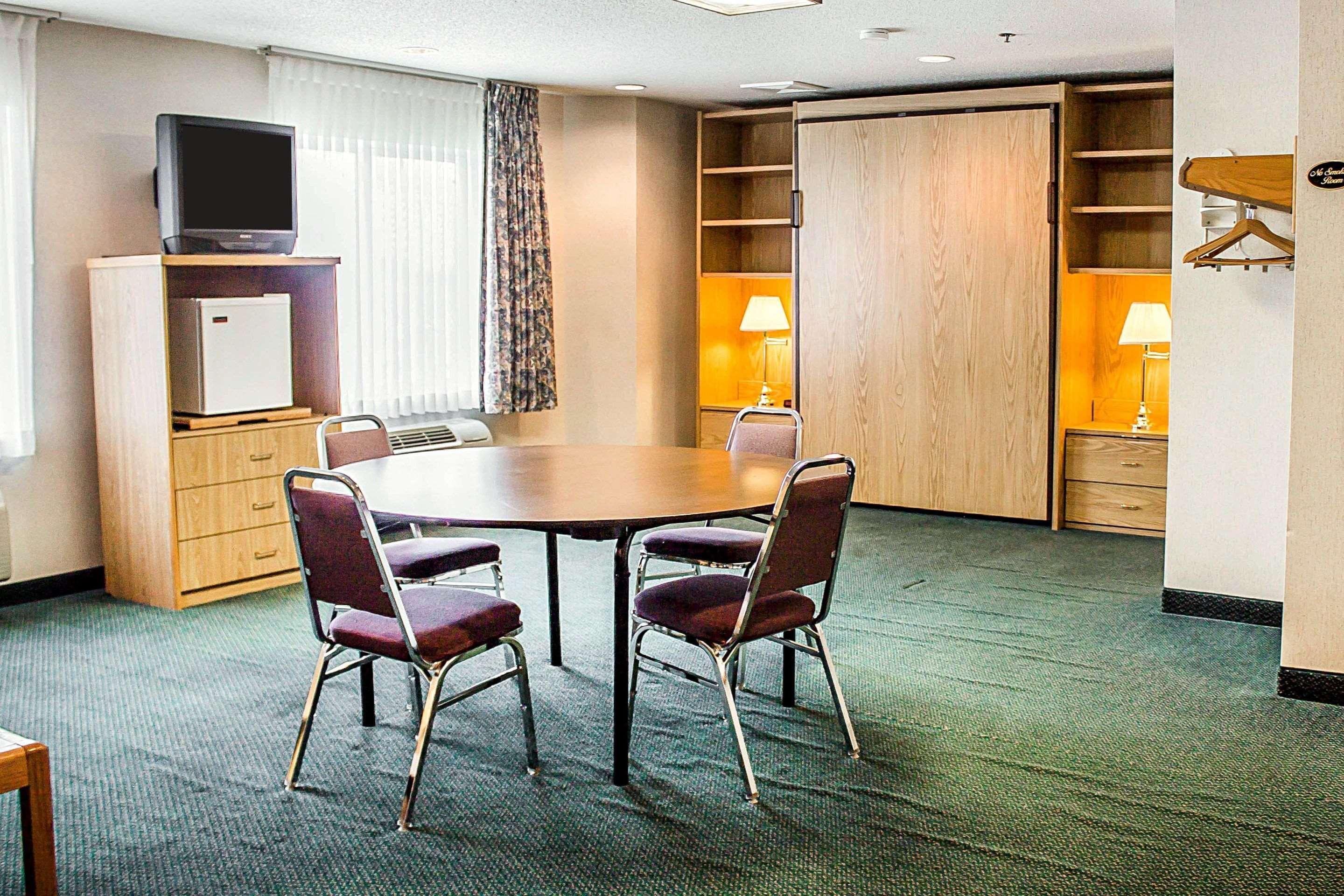Rodeway Inn Abbotsford Экстерьер фото